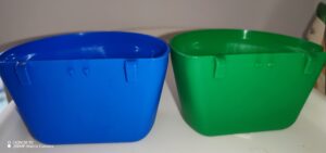 Hrănitoare-adăpătoare tip pahar 400 ml, verde sau albastru