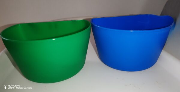 Hrănitoare-adăpătoare tip pahar 400 ml, verde sau albastru