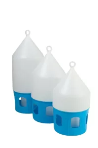 Foarte simple de utilizat și curățat, adăpătorile pentru porumbei capacitate 3.5l cu rezervor se umple foarte ușor. inelul din partea superioară cu care este prevăzută adăpătoarea permite suspendarea acesteia fiind mult mai greu pentru porumbei să le murdărească. Dimensiunea este ø20,2x37,8