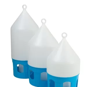 Foarte simple de utilizat și curățat, adăpătorile pentru porumbei capacitate 3.5l cu rezervor se umple foarte ușor. inelul din partea superioară cu care este prevăzută adăpătoarea permite suspendarea acesteia fiind mult mai greu pentru porumbei să le murdărească. Dimensiunea este ø20,2x37,8