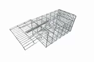Capcana pentru sobolani foarte usor de utilizat. Se pune momeala in sistemul de declansare a capcanei iar la atingerea ei usa se inchide auromat fiind actionata de un arc. Produsus este fabricat de firma noastra.
