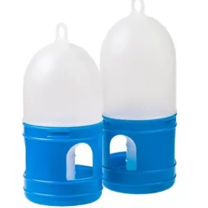 Foarte simple de utilizat și curățat, adăpătorile pentru porumbei capacitate 1l cu rezervor se umple foarte ușor. inelul din partea superioară cu care este prevăzută adăpătoarea permite suspendarea acesteia fiind mult mai greu pentru porumbei să le murdărească.