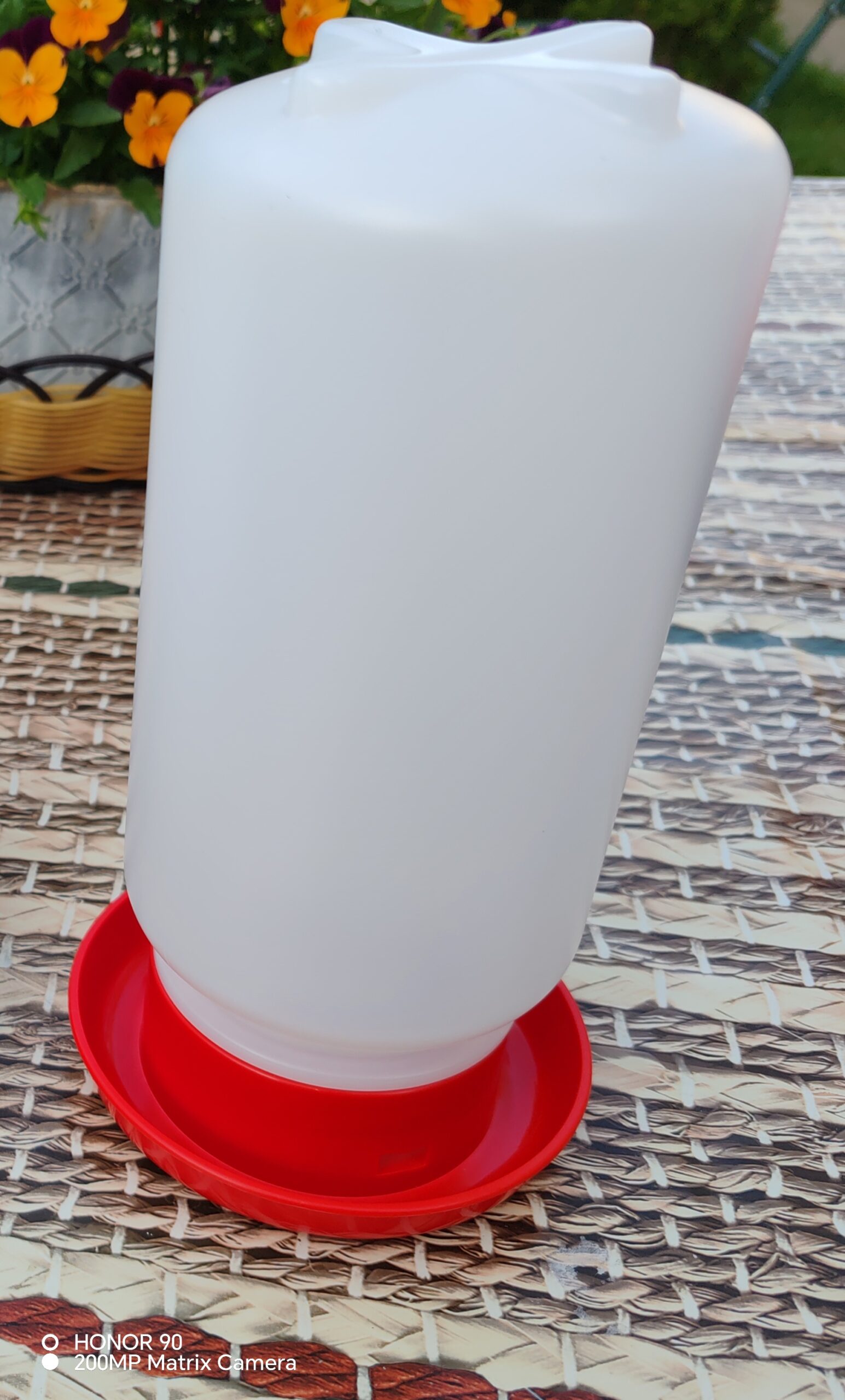 Adapatoare pentru gaini si prepelite de 1 litru Adapatoare pentru gaini si prepelite de 1 litru