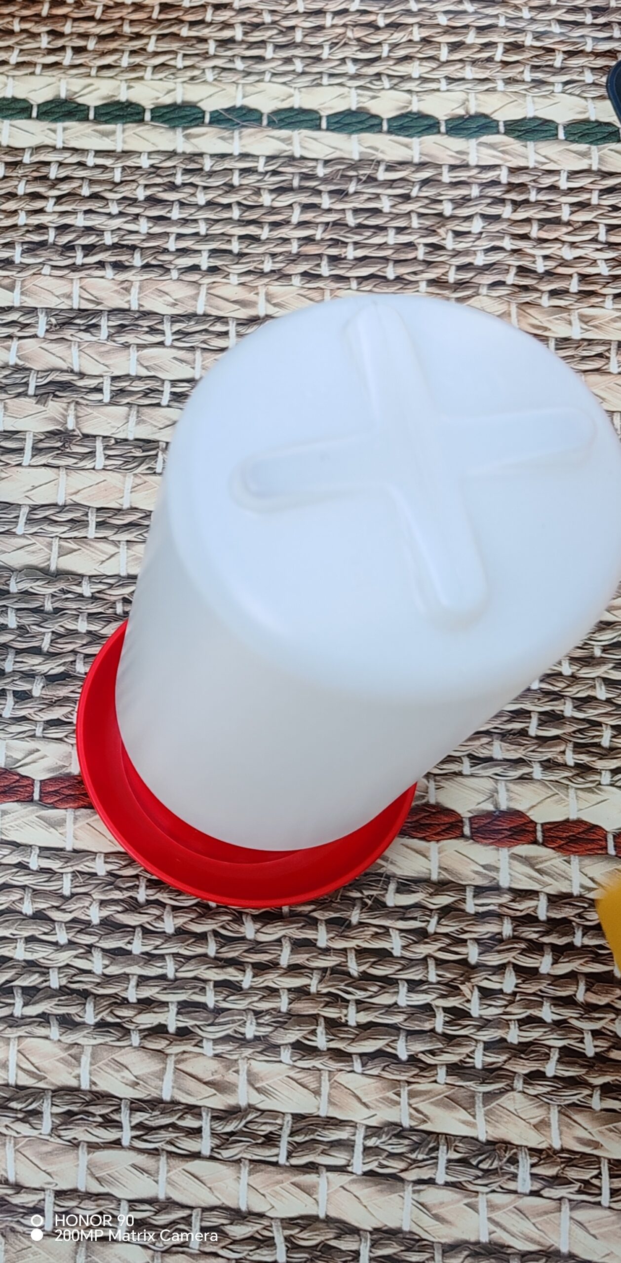 Adapatoare pentru gaini si prepelite de 1 litru Adapatoare pentru gaini si prepelite de 1 litru