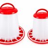 Adăpătoare pentru găini de 3 litri, fabricată din plastic, în culorile roșu și alb. Este potrivită pentru alimentarea cu apă a găinilor, puilor și altor păsări de curte, fiind o alegere practică pentru gospodării și ferme avicole. Rezervorul cu capacitate mai mare reduce frecvența reumplerii, iar mânerul integrat facilitează transportul și manipularea. Caracteristici: Capacitate: 3 litri Material: plastic Culori: roșu și alb Mâner integrat pentru transport Bază circulară pentru accesul la apă Potrivită pentru găini, pui și alte păsări de curte