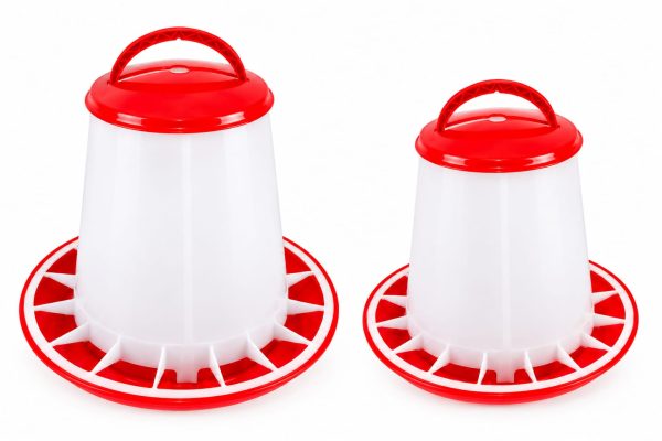 Adăpătoare pentru găini de 3 litri, fabricată din plastic, în culorile roșu și alb. Este potrivită pentru alimentarea cu apă a găinilor, puilor și altor păsări de curte, fiind o alegere practică pentru gospodării și ferme avicole. Rezervorul cu capacitate mai mare reduce frecvența reumplerii, iar mânerul integrat facilitează transportul și manipularea. Caracteristici: Capacitate: 3 litri Material: plastic Culori: roșu și alb Mâner integrat pentru transport Bază circulară pentru accesul la apă Potrivită pentru găini, pui și alte păsări de curte